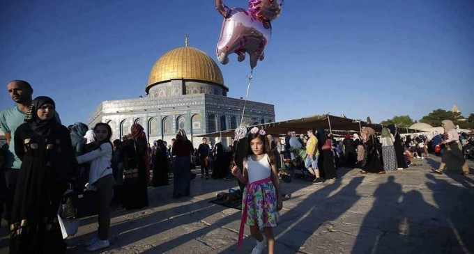 Les Palestiniens assistent à la prière de l’’Aïd-al-fitr dans la Sainte mosquée d’Al Aqsa