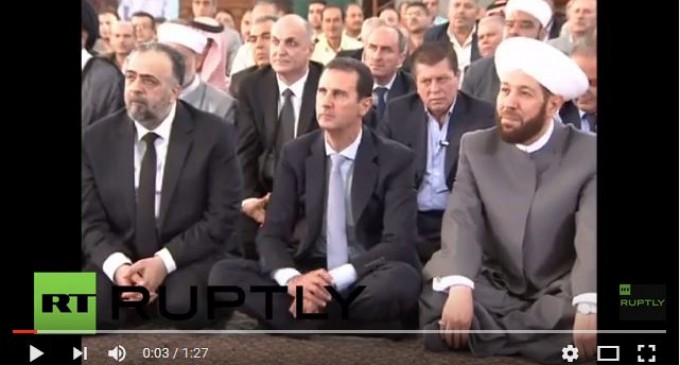 Le Président syrien, Bachar Al Assad, assiste à la Prière de l’Aïd El Fitr dans la mosquée « Safa » à Homs