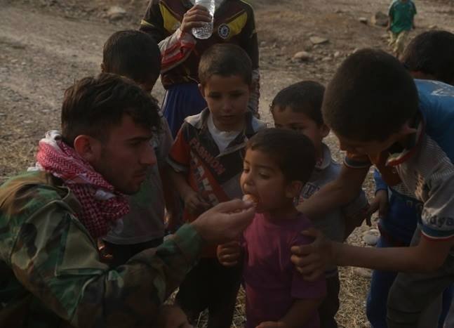 En images, regardez comment les forces irakiennes prennent soin des enfants qui se sont enfuis des mains de Daesh 2