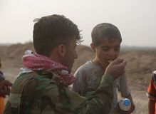 En images, regardez comment les forces irakiennes prennent soin des enfants qui se sont enfuis des mains de Daesh 4