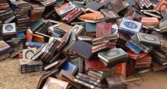 L’ambassade de la maudite Arabie au Maroc ordonne de brûler des livres dont le Coran !