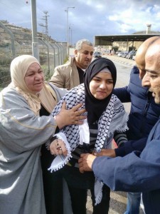 Après 1 an de détention, le tribunal militaire israélien a libéré la jeune Palestinienne Marah al-Juaidi, âgée de 16 ans, de Qalqilya city - lundi, 1er janvier 2018.4