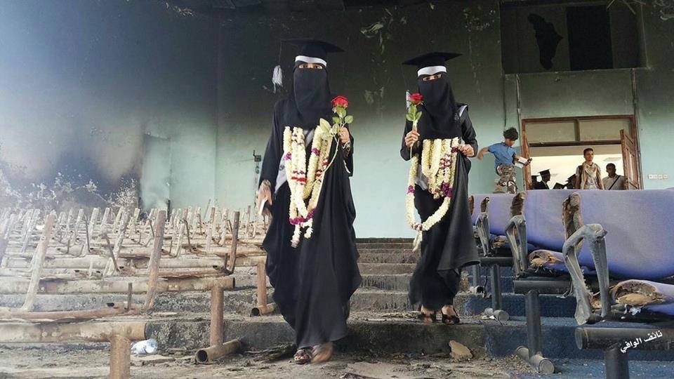 les étudiants yéménites tiennent leur cérémonie de remise des diplômes sur les décombres de leur université ravagée par la guerre3