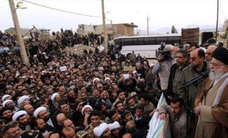 Vidéo : L’Imam Khamenei visite les zones qui ont été frappées par le tremblement de terre à l’ouest de l’Iran