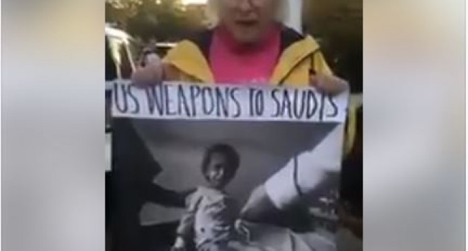 Les américains manifestent devant l’ambassade d’Arabie Saoudite aux États-Unis pour demander l’arrêt immédiat de la guerre et le meurtre des civils au Yémen