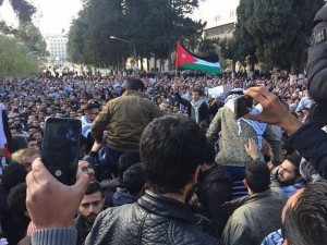 L'Université de Jordanie en ce moment - les manifestants en colère ont pris massivement les rues pour exprimer leur rejet à la décision de Trump sur Jérusalem2