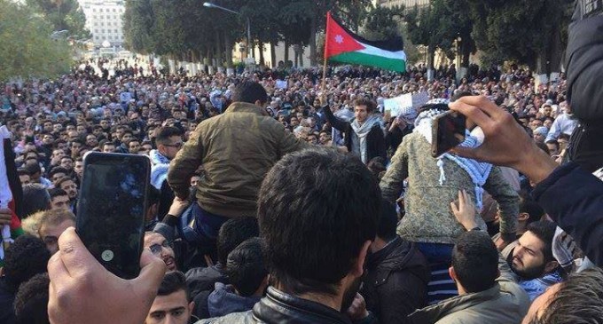 L’Université de Jordanie en ce moment – les manifestants en colère ont pris massivement les rues pour exprimer leur rejet à la décision de Trump sur Jérusalem.