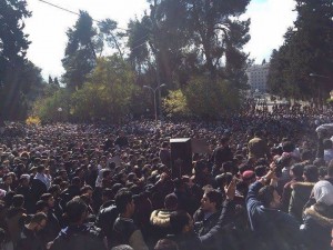 L'Université de Jordanie en ce moment - les manifestants en colère ont pris massivement les rues pour exprimer leur rejet à la décision de Trump sur Jérusalem3