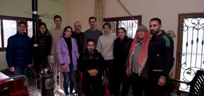 Le Président Al Assad et sa famille visitent la maison d’un blessé de guerre dans le village d’Umm Haratayn