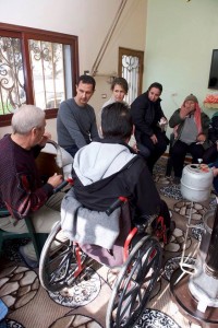 Le Président Al Assad et sa famille visitent la maison d'un blessé de guerre dans le village d'Umm Haratayn4