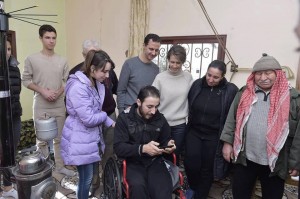 Le Président Al Assad et sa famille visitent la maison d'un blessé de guerre dans le village d'Umm Haratayn5