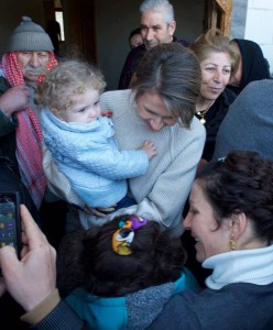 Le Président Al Assad et sa famille visitent la maison d'un blessé de guerre dans le village d'Umm Haratayn7