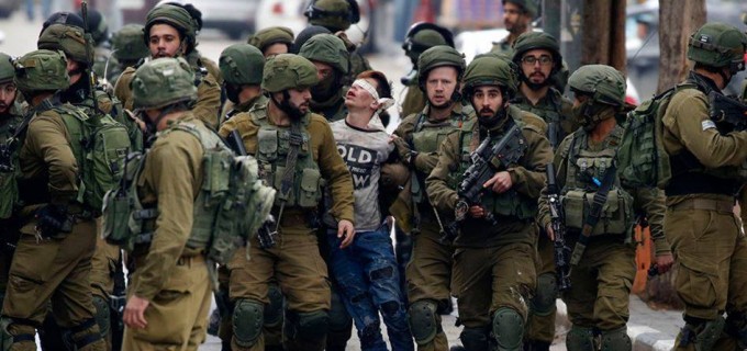 Le jeune palestinien a été libéré après avoir été roué de coups, mais son image héroïque au milieu de 23 soldats israéliens est toujours dans le cœur de la liberté..