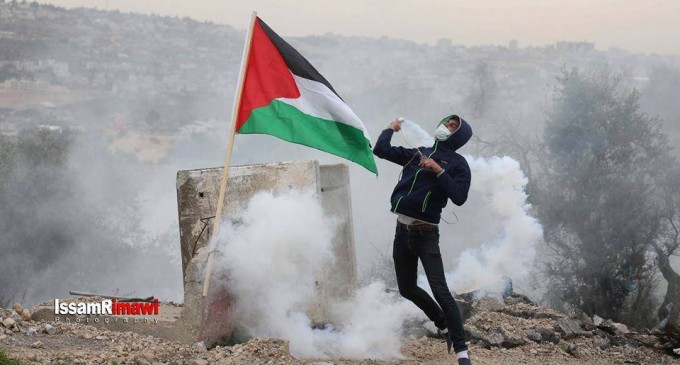 Les affrontements d’aujourd’hui entre les jeunes palestiniens et les forces d’occupation contre la dernière déclaration de Trump sur Jérusalem – Ramallah.