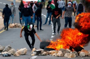 Les affrontements d'aujourd'hui entre les jeunes palestiniens et les forces d'occupation contre la dernière déclaration de Trump sur Jérusalem - Ramallah.3