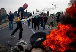 Les affrontements d'aujourd'hui entre les jeunes palestiniens et les forces d'occupation contre la dernière déclaration de Trump sur Jérusalem - Ramallah.5