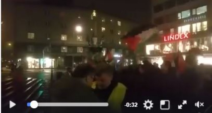 Malmö, Suède, en solidarité avec Jérusalem, la capitale de la Palestine, la nuit dernière