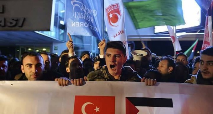 Turquie, Istanbul, les turcs manifestent en masse devant l’ambassade américaine