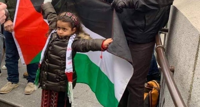 Les Irlandais organisent une veillée en solidarité avec le peuple palestinien, commémorant les attaques d’Israël contre Gaza et appelant à la fin du siège illégal de Gaza et de l’occupation de la Palestine