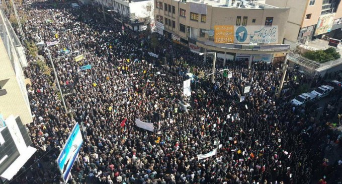 Aujourd’hui encore des millions d’iraniens manifestent leur soutien dans toutes les villes d’Iran