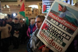 Les New-yorkais manifestent devant Grand Central Terminal, exigeant la liberté de tous les prisonniers palestiniens1