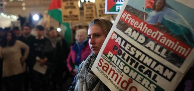 Les New-yorkais manifestent devant Grand Central Terminal, exigeant la liberté de tous les prisonniers palestiniens