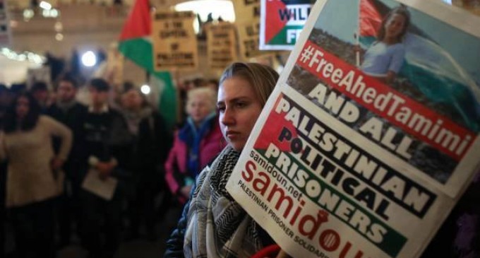 Les New-yorkais manifestent devant Grand Central Terminal, exigeant la liberté de tous les prisonniers palestiniens