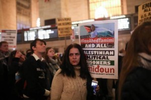 Les New-yorkais manifestent devant Grand Central Terminal, exigeant la liberté de tous les prisonniers palestiniens2