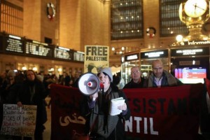 Les New-yorkais manifestent devant Grand Central Terminal, exigeant la liberté de tous les prisonniers palestiniens3