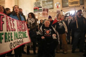 Les New-yorkais manifestent devant Grand Central Terminal, exigeant la liberté de tous les prisonniers palestiniens4