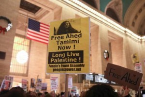 Les New-yorkais manifestent devant Grand Central Terminal, exigeant la liberté de tous les prisonniers palestiniens5