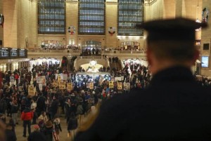 Les New-yorkais manifestent devant Grand Central Terminal, exigeant la liberté de tous les prisonniers palestiniens6