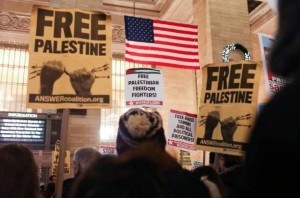 Les New-yorkais manifestent devant Grand Central Terminal, exigeant la liberté de tous les prisonniers palestiniens7