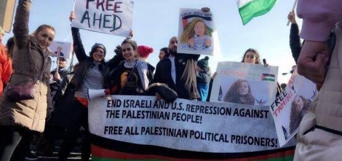 Manifestation à Chicago en solidarité avec la détenue palestinienne Ahed Tamimi, 16 ans, et d’autres prisonniers palestiniens, en particulier les enfants