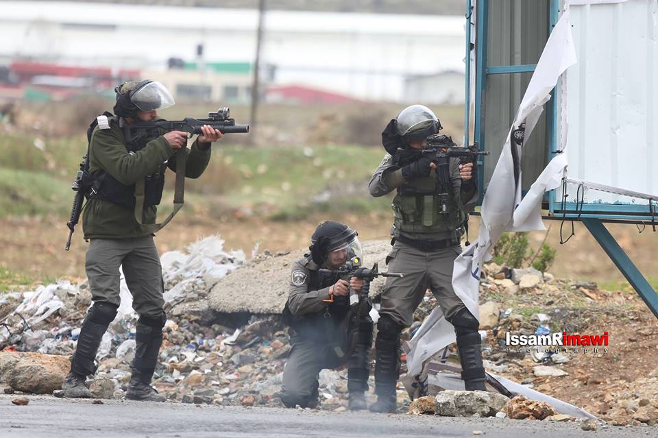 Photos de Palestiniens résistant aux soldats de l'occupation lors d'affrontements à Al Bireh, Ramallah aujourd'hui.1