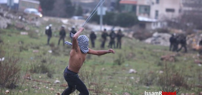 Photos de Palestiniens résistant aux soldats de l’occupation lors d’affrontements à Al Bireh, Ramallah aujourd’hui.