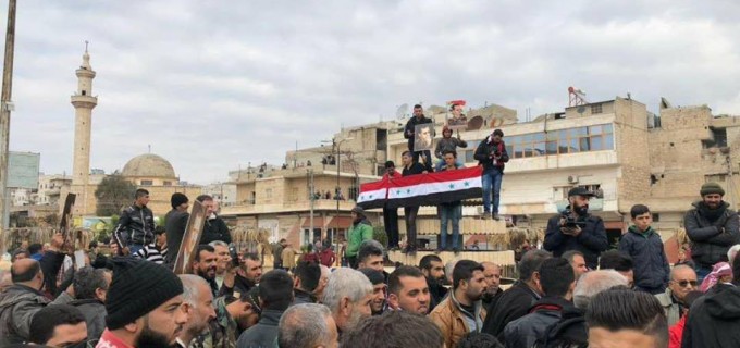 Le drapeau syrien et des portraits du président al-Assad se lèvent dans la ville d’Afrin