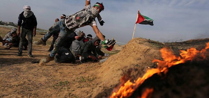 Les Palestiniens font face aux forces d’occupation, le long de la frontière de la bande de Gaza avec la Palestine occupée, le dixième vendredi de rage.