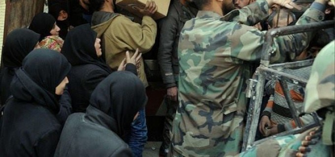 Photos – L’Armée Arabe Syrienne apporte une aide aux personnes dans la Ghouta orientale