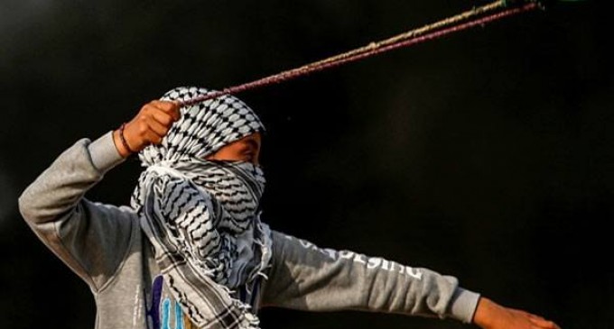 Les jeunes manifestants palestiniens ont brûlé des pneus lors d’affrontements avec des soldats israéliens à la suite d’une manifestation contre l’accaparement des terres par Israël