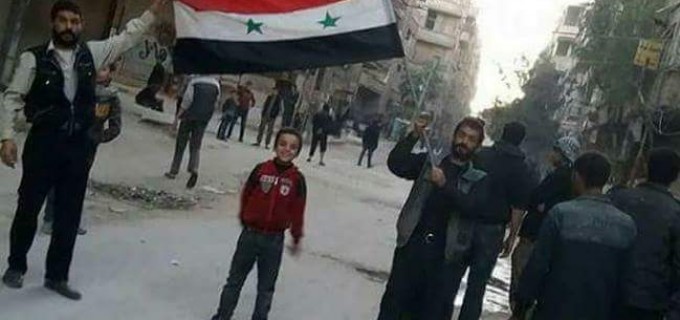 Les habitant de Hamuriyah et de Saqba dans la Ghouta orientale élèvent le drapeau syrien au milieu de leur ville et sortent dans les rues dans des manifestations pro-Syriennes