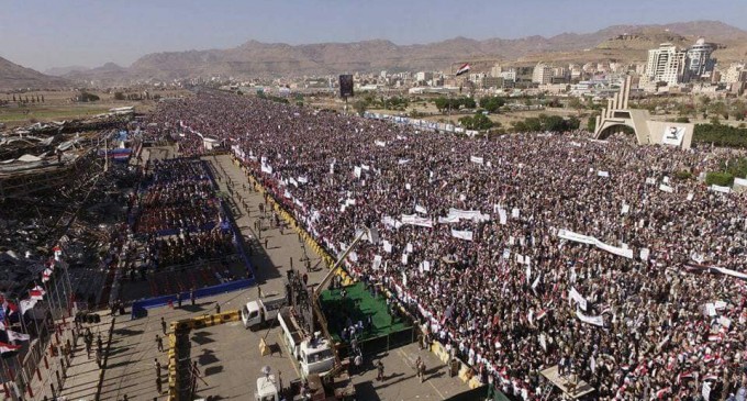 Quelques images de la manifestation monstre, hier à Sanaa pour commémorer la 3ème année de l’agression par la coalition arabo-sioniste contre le Yémen !