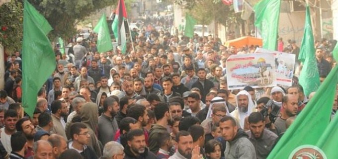 En images : Rassemblements de masse à Gaza contre la décision de Trump