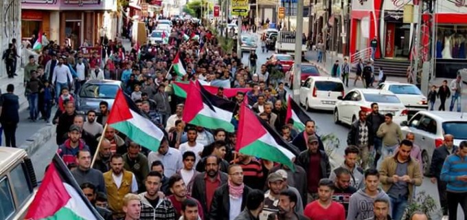 Des centaines d’habitants de Gaza sont sortis dans la rue aujourd’hui pour protester contre le siège arbitraire israélien imposé à la bande de Gaza au milieu de la détérioration de la situation humanitaire