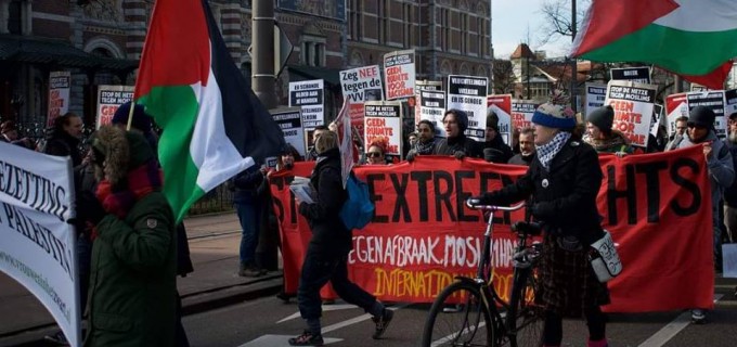 Pays-bas : les manifestants ont levé les drapeaux et affiches palestiniens contre l’occupation israélienne lors d’une manifestation anti-racisme à Amsterdam hier