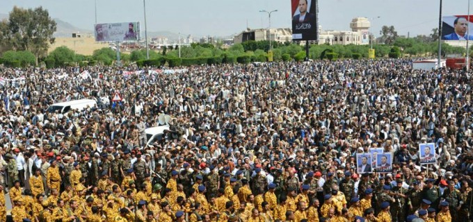 Des photos du cortège funèbre du président yéménite Saleh Al-Samad avec des foules massives alors que les frappes aériennes américaines-Saoudiennes poursuivent leurs attaques terroristes