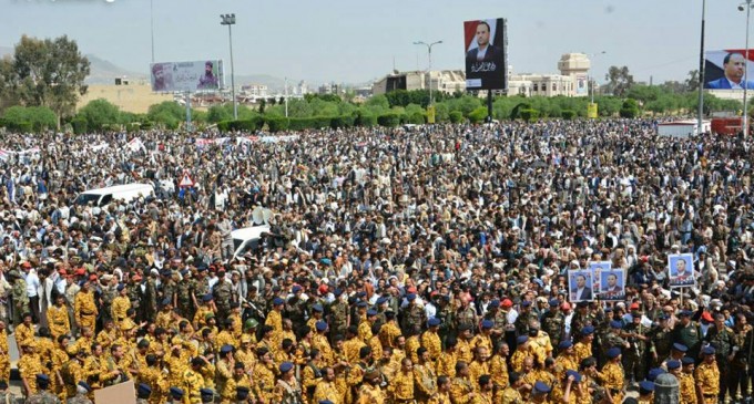 Des photos du cortège funèbre du président yéménite Saleh Al-Samad avec des foules massives alors que les frappes aériennes américaines-Saoudiennes poursuivent leurs attaques terroristes