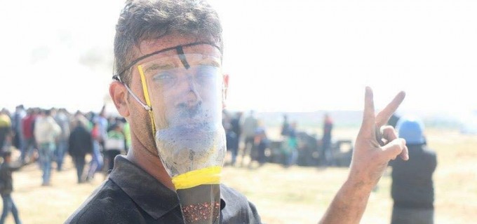 En utilisant des matériaux simples, les palestiniens font des masques à gaz primitifs pour se protéger contre l’inhalation de gaz toxiques jetés sur eux par des soldats israéliens.