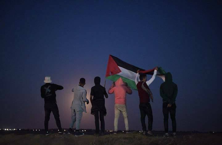 Les Palestiniens continuent de camper la nuit près des frontières de Gaza.