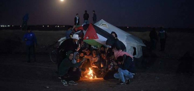 En images : Les Palestiniens continuent de camper la nuit près des frontières de Gaza.